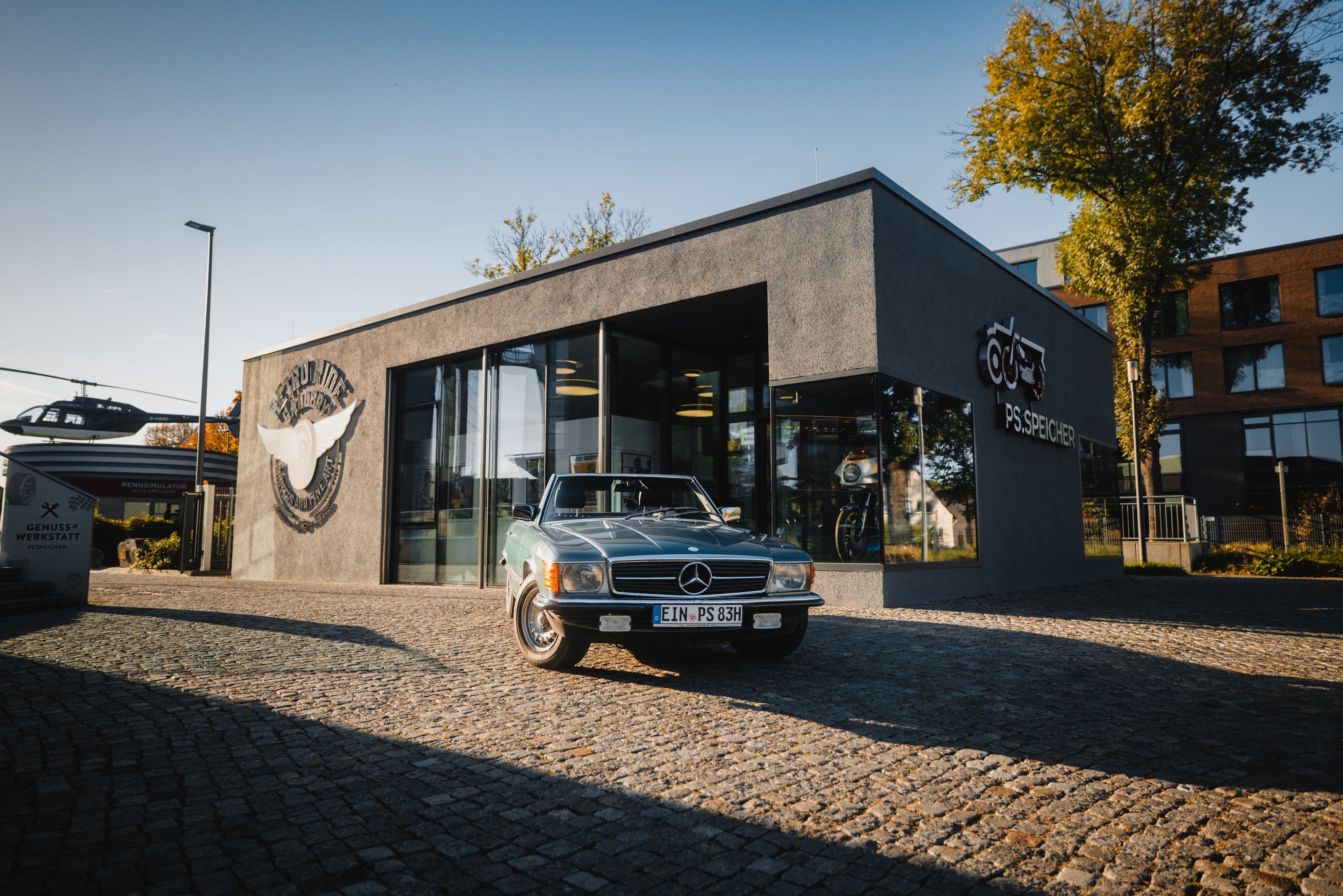 Oldtimer-Mercedes-Benz Cabrio steht vor der lokalen Retro Ride Gallery in Einbeck.