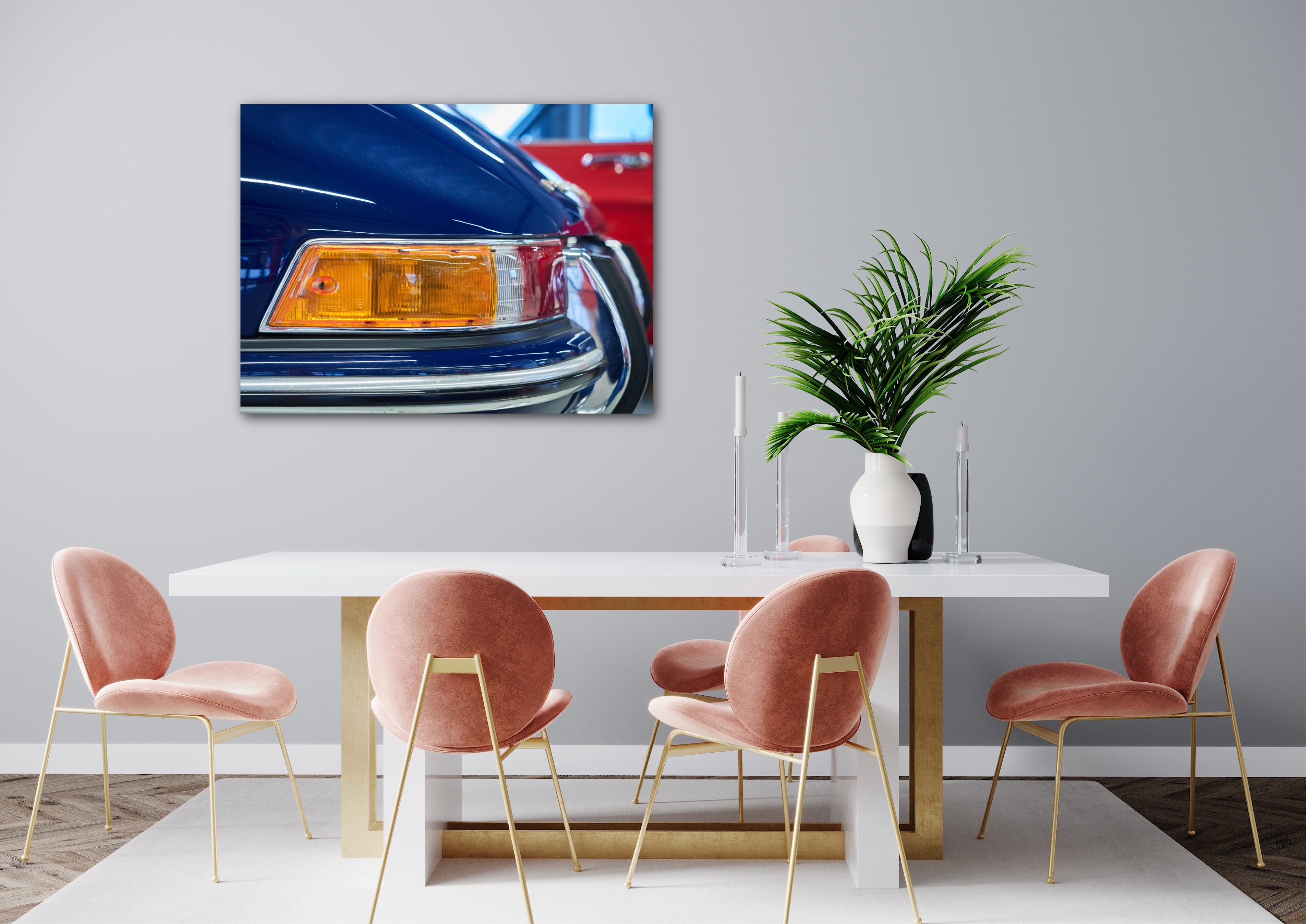 Porsche-Wandbild hängt in einem modernen Esszimmer.