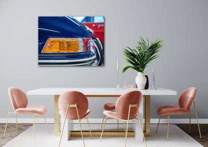 Porsche-Wandbild hängt in einem modernen Esszimmer.