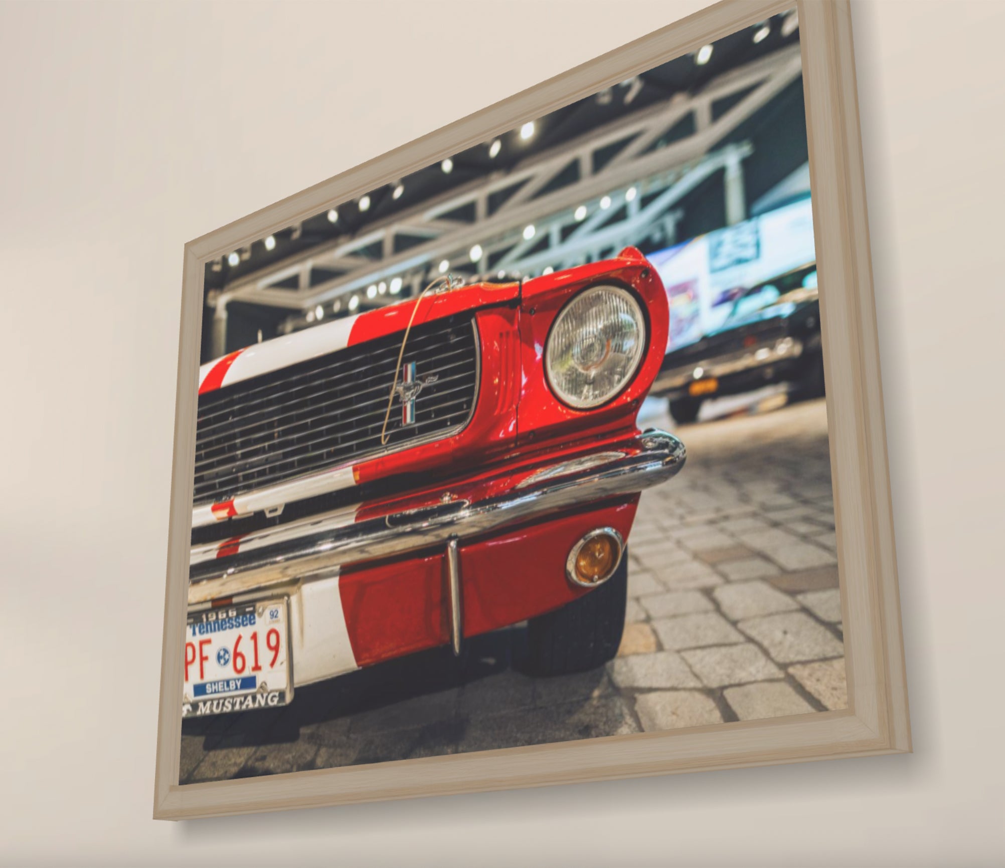 Eckaufnahme eines in Holz-gerahmten Wandbilds.