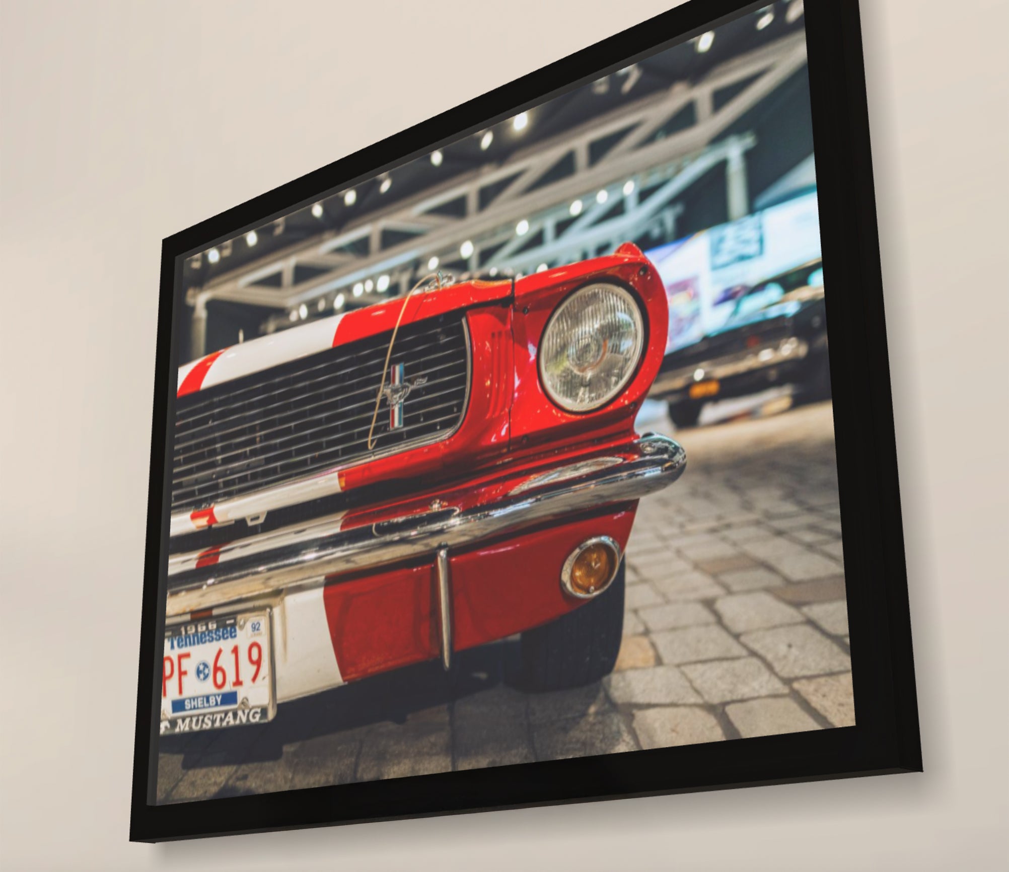 Eckaufnahme eines schwarz-gerahmten Wandbilds.